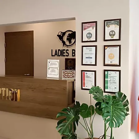 アパートホテル Ladies (adults Only) 5*